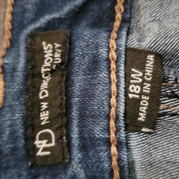 New Directions Curvy Skinny Jeans - Picture 4 of 9